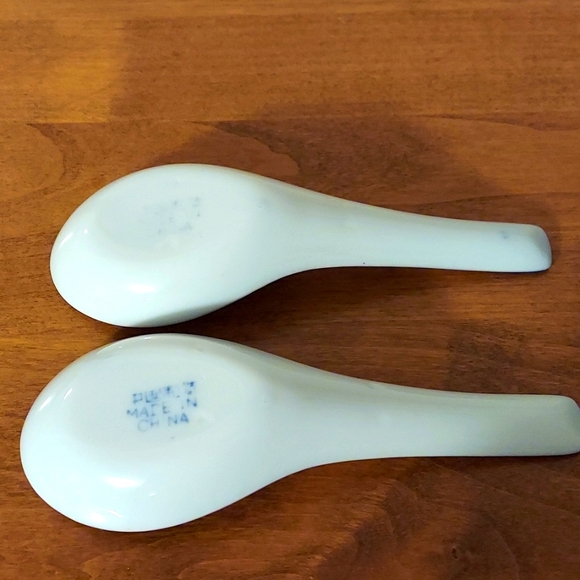 Vtg. 2 Chinese Soup Spoons with Blue Fish - Picture 3 of 7